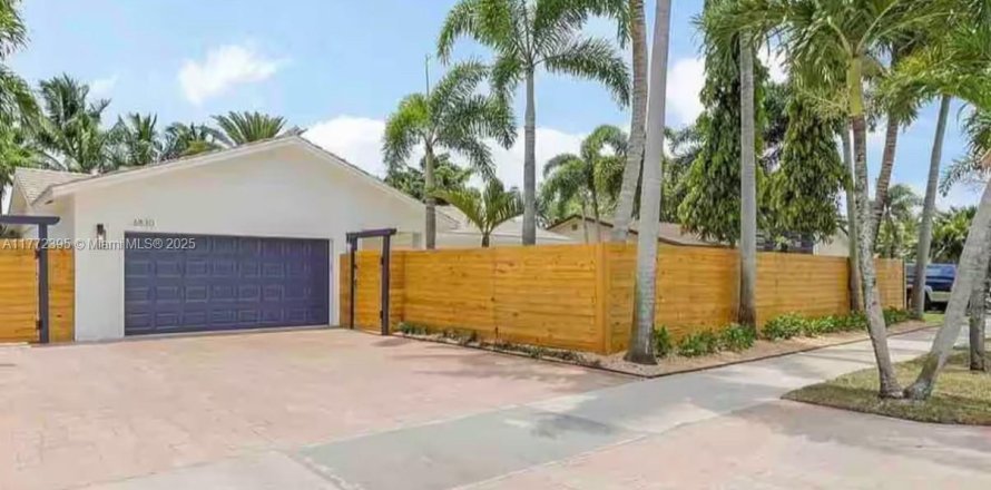 House in Fort Lauderdale, Florida 2 bedrooms, 124.3 sq.m. № 1611180