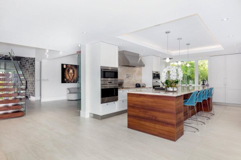 House in Coral Gables, Florida 6 bedrooms, 492.85 sq.m. № 1860115 - photo 20