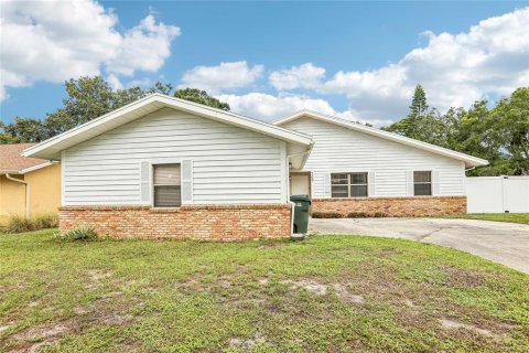 House in Largo, Florida 3 bedrooms, 159.98 sq.m. № 2412680