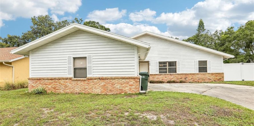 House in Largo, Florida 3 bedrooms, 159.98 sq.m. № 2412680