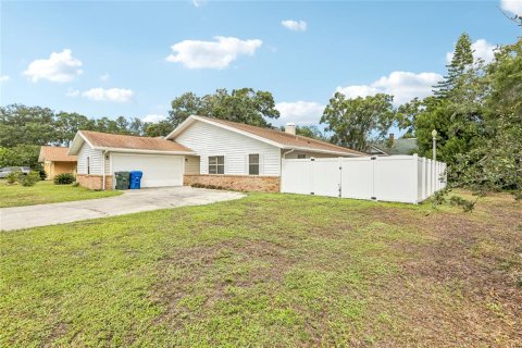 House in Largo, Florida 3 bedrooms, 159.98 sq.m. № 2412680 - photo 3