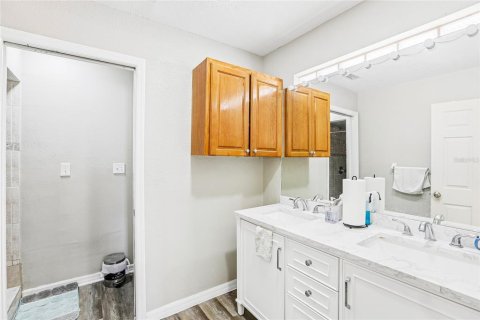 House in Largo, Florida 3 bedrooms, 159.98 sq.m. № 2412680 - photo 24