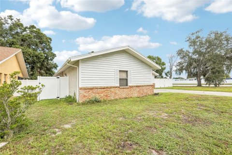 House in Largo, Florida 3 bedrooms, 159.98 sq.m. № 2412680 - photo 2