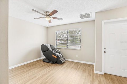 House in Largo, Florida 3 bedrooms, 159.98 sq.m. № 2412680 - photo 7