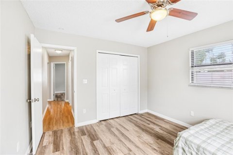 House in Largo, Florida 3 bedrooms, 159.98 sq.m. № 2412680 - photo 20