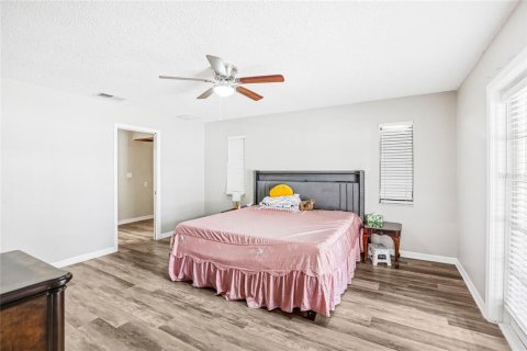 House in Largo, Florida 3 bedrooms, 159.98 sq.m. № 2412680 - photo 21