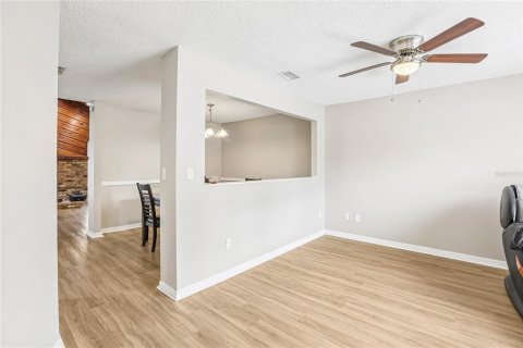 House in Largo, Florida 3 bedrooms, 159.98 sq.m. № 2412680 - photo 5