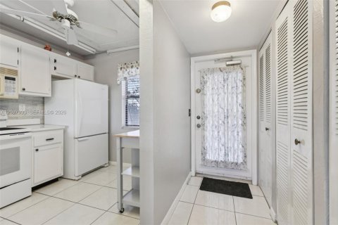 Condo in Sunrise, Florida, 2 bedrooms  № 2391973 - photo 16