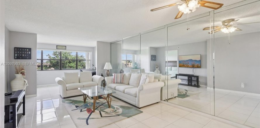 Condo in Sunrise, Florida, 2 bedrooms  № 2391973
