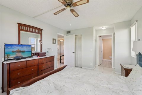 Condo in Sunrise, Florida, 2 bedrooms  № 2391973 - photo 12