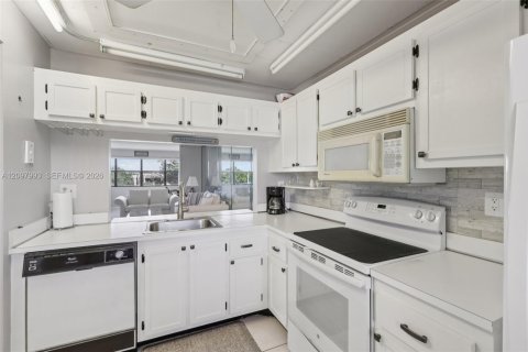 Condo in Sunrise, Florida, 2 bedrooms  № 2391973 - photo 9