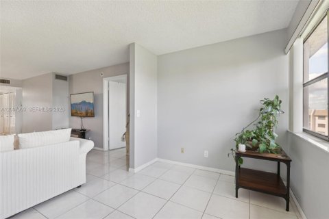 Condo in Sunrise, Florida, 2 bedrooms  № 2391973 - photo 22