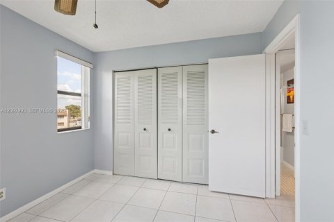 Condo in Sunrise, Florida, 2 bedrooms  № 2391973 - photo 8