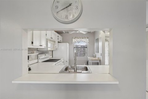 Condo in Sunrise, Florida, 2 bedrooms  № 2391973 - photo 10