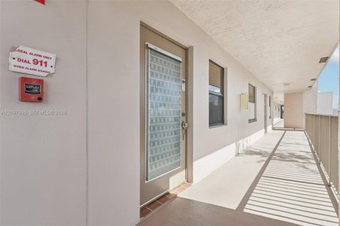 Condo in Sunrise, Florida, 2 bedrooms  № 2391973 - photo 17
