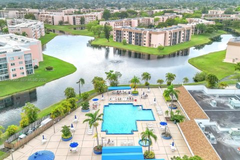 Condo in Sunrise, Florida, 2 bedrooms  № 2391973 - photo 19