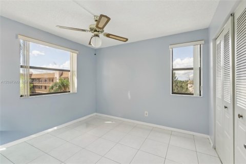 Condo in Sunrise, Florida, 2 bedrooms  № 2391973 - photo 7