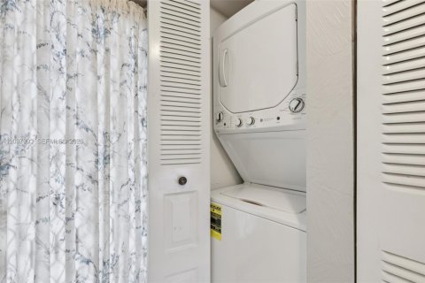 Condo in Sunrise, Florida, 2 bedrooms  № 2391973 - photo 14