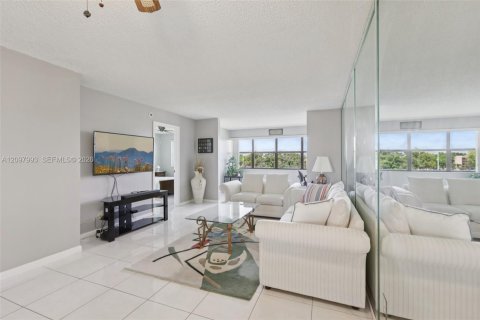 Condo in Sunrise, Florida, 2 bedrooms  № 2391973 - photo 3