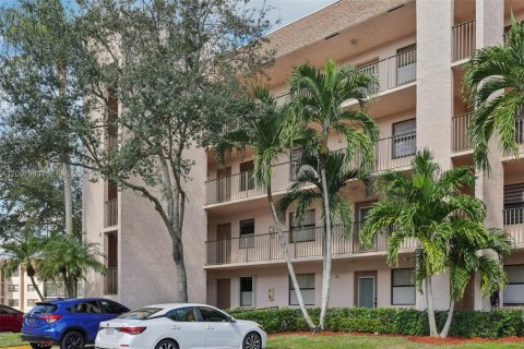 Condo in Sunrise, Florida, 2 bedrooms  № 2391973 - photo 18