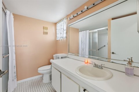 Condo in Sunrise, Florida, 2 bedrooms  № 2391973 - photo 13