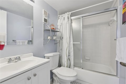 Condo in Sunrise, Florida, 2 bedrooms  № 2391973 - photo 6