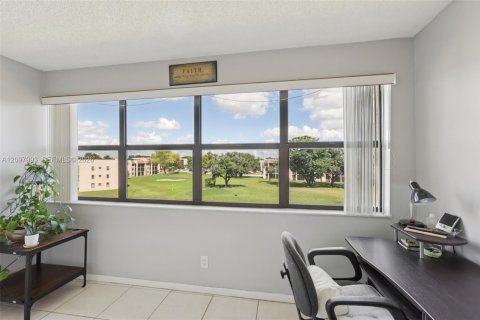 Condo in Sunrise, Florida, 2 bedrooms  № 2391973 - photo 5