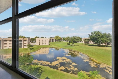 Condo in Sunrise, Florida, 2 bedrooms  № 2391973 - photo 21