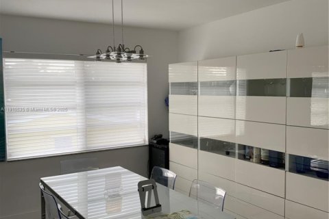 Condominio en venta en Hollywood, Florida, 1 dormitorio, 76.64 m2 № 1966950 - foto 3