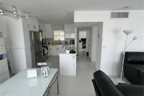 Condominio en venta en Hollywood, Florida, 1 dormitorio, 76.64 m2 № 1966950 - foto 1