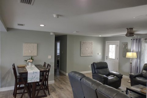 House in Cocoa Beach, Florida 3 bedrooms, 105.91 sq.m. № 2359410 - photo 16