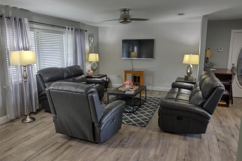 House in Cocoa Beach, Florida 3 bedrooms, 105.91 sq.m. № 2359410 - photo 10
