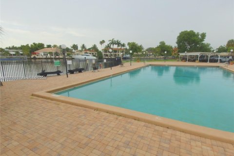 Copropriété à louer à Hallandale Beach, Floride: 1 chambre, 76.18 m2 № 2057917 - photo 5