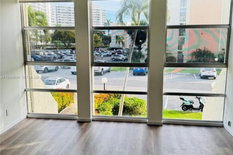 Copropriété à louer à Hallandale Beach, Floride: 1 chambre, 76.18 m2 № 2057917 - photo 3