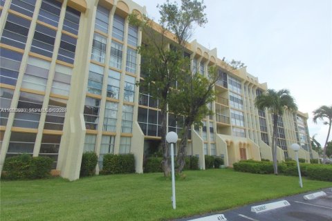 Copropriété à louer à Hallandale Beach, Floride: 1 chambre, 76.18 m2 № 2057917 - photo 4