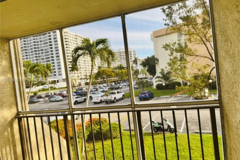 Copropriété à louer à Hallandale Beach, Floride: 1 chambre, 76.18 m2 № 2057917 - photo 2