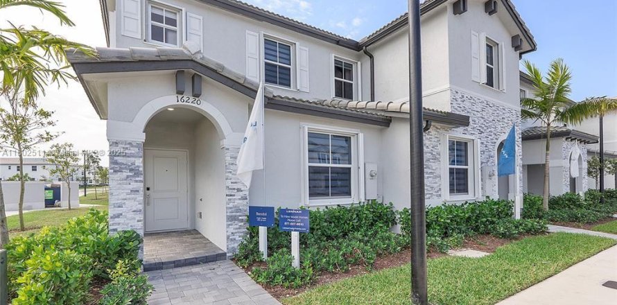 Townhouse in Homestead, Florida 3 bedrooms, 149.76 sq.m. № 1727913