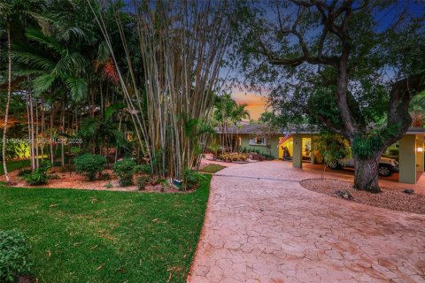 House in Miami, Florida 7 bedrooms, 378.3 sq.m. № 2062503 - photo 5