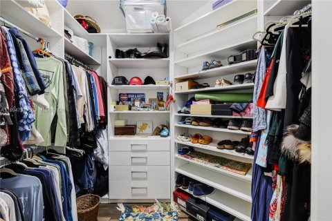 House in Miami, Florida 7 bedrooms, 378.3 sq.m. № 2062503 - photo 26