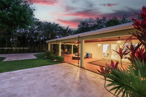 House in Miami, Florida 7 bedrooms, 378.3 sq.m. № 2062503 - photo 13