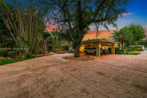House in Miami, Florida 7 bedrooms, 378.3 sq.m. № 2062503 - photo 4
