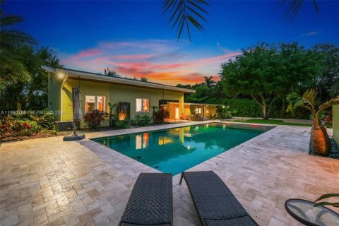 House in Miami, Florida 7 bedrooms, 378.3 sq.m. № 2062503 - photo 11