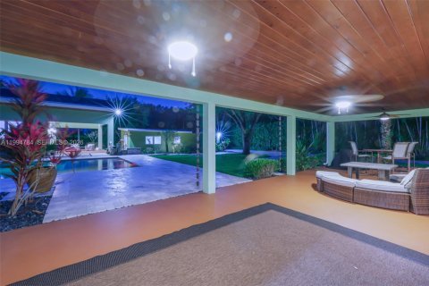 House in Miami, Florida 7 bedrooms, 378.3 sq.m. № 2062503 - photo 6