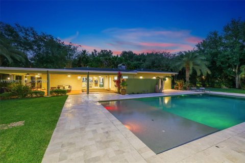 House in Miami, Florida 7 bedrooms, 378.3 sq.m. № 2062503 - photo 15