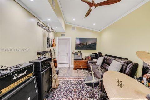 House in Miami, Florida 7 bedrooms, 378.3 sq.m. № 2062503 - photo 23