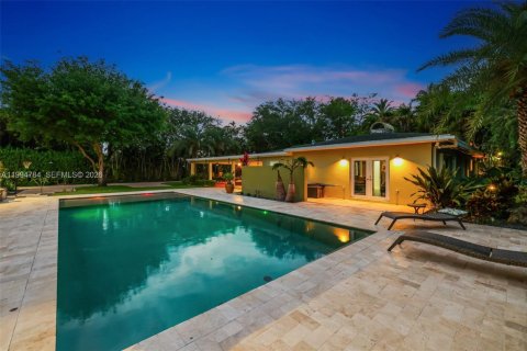 House in Miami, Florida 7 bedrooms, 378.3 sq.m. № 2062503 - photo 9
