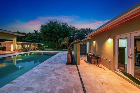 House in Miami, Florida 7 bedrooms, 378.3 sq.m. № 2062503 - photo 12