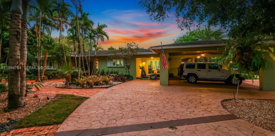 House in Miami, Florida 7 bedrooms, 378.3 sq.m. № 2062503