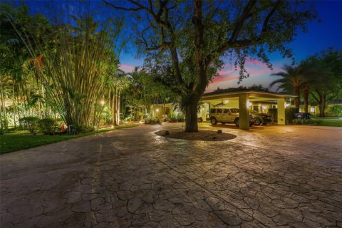 House in Miami, Florida 7 bedrooms, 378.3 sq.m. № 2062503 - photo 3