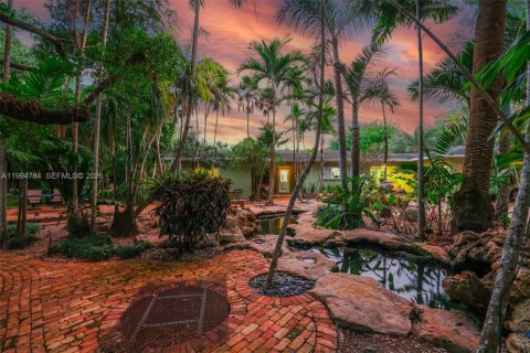 House in Miami, Florida 7 bedrooms, 378.3 sq.m. № 2062503 - photo 8